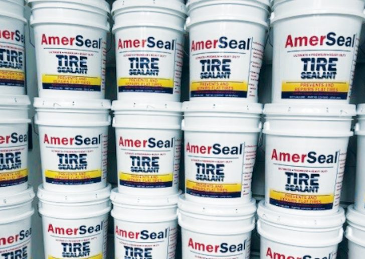Cubetas de 5 galones de sellador AmerSeal Tire Sealant apiladas